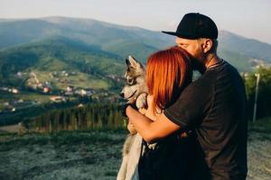 hermosa pareja en la colina foto