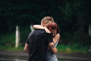 hermosa pareja abrazándose bajo la lluvia foto