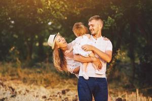 padre, madre e hija en el parque foto