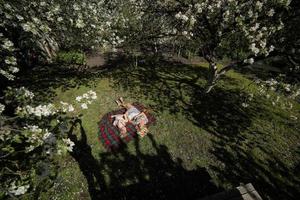 madre e hija en el jardin foto