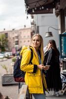 mujer caminando y usando un teléfono inteligente en la calle foto