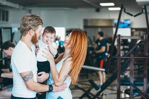 familia joven con niño pequeño en el gimnasio foto