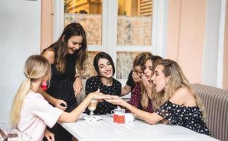 seis chicas en la mesa foto