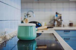 olla y verduras en la cocina moderna foto