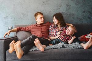 familia feliz en el sofá foto