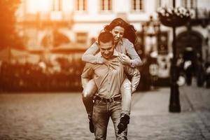 pareja divertirse en la ciudad foto