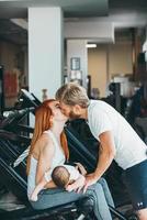 familia joven con niño pequeño en el gimnasio foto