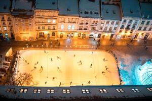 pista de patinaje sobre hielo en la plaza foto