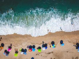 playa con tumbonas en la costa del océano foto