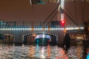 iluminación nocturna de edificios y barcos en el canal. foto