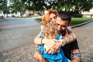 pareja joven con niña en las manos foto