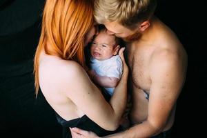 familia feliz sobre un fondo negro foto