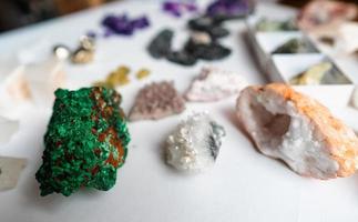 colección de hermosas piedras preciosas sobre mesa blanca. foto