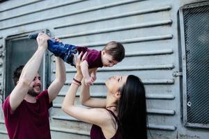 familia joven con un niño foto