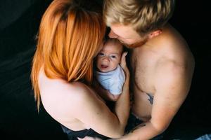 familia feliz sobre un fondo negro foto