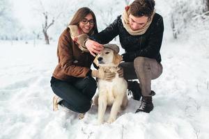 pareja joven divirtiéndose en el parque de invierno foto