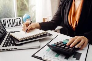 gente de negocios reunida para analizar y discutir y hacer una lluvia de ideas sobre los datos del gráfico del informe financiero en el trabajo en equipo del asesor financiero de la oficina y el concepto de contabilidad. foto