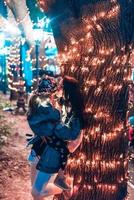 mamá besa a su hija en el parque nocturno foto