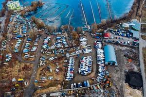 vista aérea del astillero en tierra. barcos almacenados durante el invierno foto