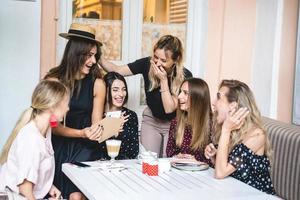 seis chicas en la mesa foto