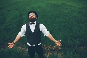 hombre con barba caminando por el campo foto