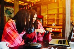 dos chicas viendo algo en la computadora portátil foto