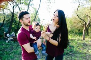 familia joven con un niño en la naturaleza foto