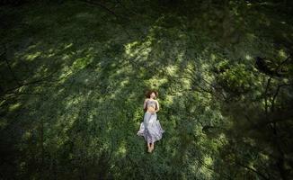 niña en el jardín disparada desde arriba foto