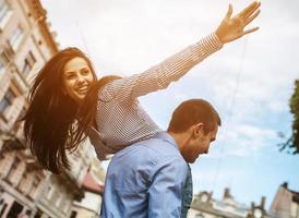 pareja divertirse en la ciudad foto