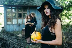 tres mujeres vintage como brujas foto