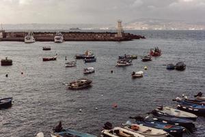 amarre con barcos en la orilla del mar foto