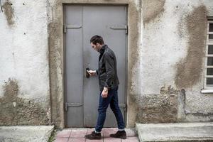 un hombre vestido con jeans en el fondo de las puertas foto