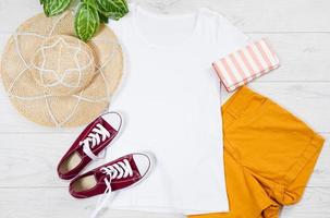 camiseta blanca femenina maqueta plana sobre fondo de madera. vista superior y espacio de copia. camiseta de maqueta y verano. camisa en blanco de plantilla. sombrero