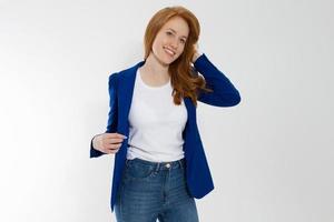 mujer en camiseta blanca y chaqueta de cuero negro aislado sobre fondo blanco. chica de pelo rojo en la vista frontal de la ropa de moda. camiseta de verano de plantilla en blanco. copie el espacio foto