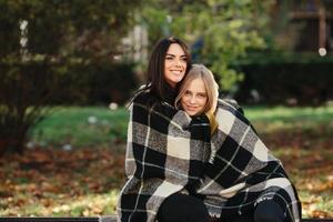 dos hermosas en el parque, posando para la cámara foto