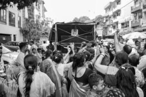 nueva delhi, india 01 de julio de 2022 - una gran reunión de devotos de diferentes partes de delhi con motivo de ratha yatra o ratyatra. rath para el señor jagannath tirado por personas, jagannath rath yatra foto