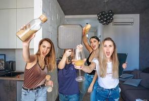 grupo de mujeres en la cocina foto