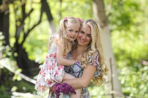 madre e hija en el jardin foto