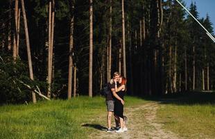 hermosa pareja de pie en un bosque foto
