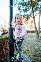 niña caminando en el parque foto