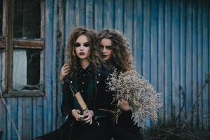 dos brujas vintage se reunieron la víspera de halloween foto