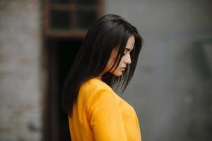 mujer de moda atractiva en vestido naranja foto