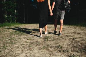 hermosa pareja de pie en un bosque foto