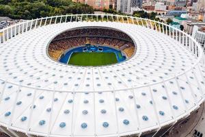 kiev, ucrania 30 de julio de 2019 vista aérea del estadio olímpico y la ciudad de kiev. foto
