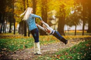 madre con hija en el parque otoño foto