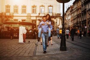 pareja divertirse en la ciudad foto