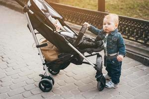 dos niños pequeños en la calle foto