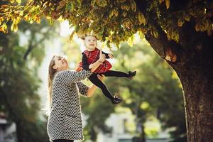 madre e hija jugando en un parque foto