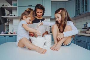 familia feliz cocinar juntos en la cocina foto