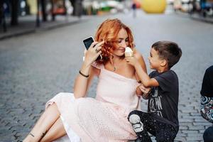 mamá e hijo comen helado juntos foto